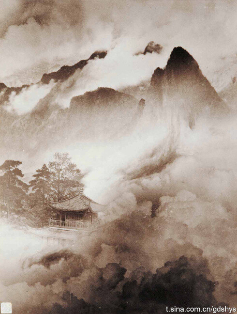 郎静山 摄影作品《仙山楼阁》郎静山是中国最早的摄影记者，他创立的集锦摄影，在世界摄坛上独树一帜。曾经获得美国纽约摄影学会颁赠的1980年世界十大摄影家称号。他摄制了许多具有中国水墨画韵味的风光照片，自成一种超逸、俊秀的风格。