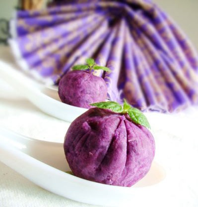【紫薯茶巾】材料：主料：紫薯 调料：糖或炼乳。做法：1.紫薯切块，放入锅中蒸熟，变成泥状。2.将紫薯泥放入模子内定型。