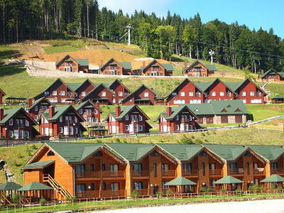 Bukovel滑雪场。如果不愿意住旅馆，您随时可以在风景如画的地方租到一座舒适的小屋。