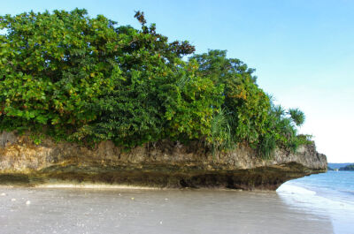 世界上最细的沙滩，是菲律宾中部一岛屿，面积10.32平方公里，人口12,003人（2000年），属于西 米沙鄢群岛，位于班乃岛西北2公里，是菲律宾的旅游胜地之一，行政区划属西米沙鄢大区的阿克兰省。系世界最美沙滩之一，…