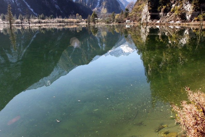 米亚罗，位于四川省西北部，邛崃山脉北段，全景区东西长127公里，南北宽29公里，幅员3688平方公里。是中国目前发现并开放的面积最大、景色最为壮观的红叶风景区之一。