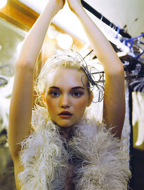 Gemma Ward.生活中的Gemma喜欢波西米亚的着装风格,哪怕清汤挂面不饰雕琢,却依旧拥有一种特别的美丽.