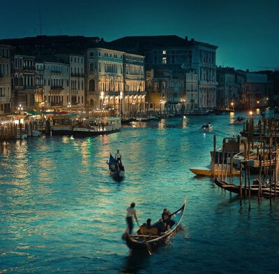 全球十大最浪漫城市--【威尼斯】 如果没有威尼斯，好莱坞大片的屏幕上那些浪漫的场景或许还只是在幕布上做的特效。威尼斯惊艳了我们，一条条出现在童话世界里的小河渠，一座座美到让人窒息的建筑，没有什么比这让人…