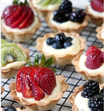 Cr. 各种水果塔。