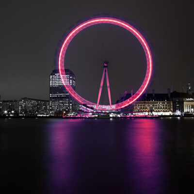 夜空中的一圈粉。