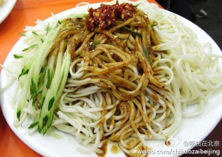 【排队站着吃也要吃的凉面】说起华天新川面馆的凉面，那可真是红遍北京城了！都说它家的凉面百吃不厌，那酱也不知道是怎么调的，甜而不腻，回味无穷。而且香中带辣，有芥末的味道！冬天就来一碗热乎乎的担担面，还有免费的面汤可以喝。地址：西城区新街口南大街14号。（ps：有好几家分店哦） 【说实话，没想象中那么好吃，，尤其是我这种对芥末的味道很敏感的人。而且量挺小的