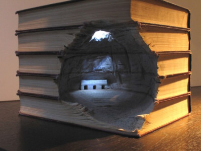 Carved Book ／美妙的刻书Voici le projet de Guy Laramee qui transforme une pile de livres en de véritable sculptures grace à ses talents. Un résultat magnifique, réalisé avec minutie et beaucoup de dét…