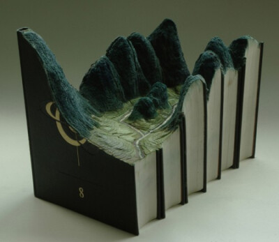 Carved Book ／美妙的刻书Voici le projet de Guy Laramee qui transforme une pile de livres en de véritable sculptures grace à ses talents. Un résultat magnifique, réalisé avec minutie et beaucoup de dét…