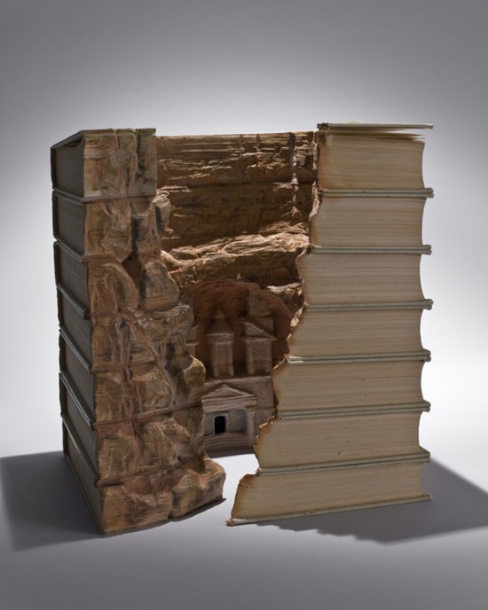 Carved Book ／美妙的刻书Voici le projet de Guy Laramee qui transforme une pile de livres en de véritable sculptures grace à ses talents. Un résultat magnifique, réalisé avec minutie et beaucoup de détails. L’ensemble est à découvrir dans la suite de l’article à travers une série de visuels.