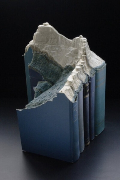 Carved Book ／美妙的刻书Voici le projet de Guy Laramee qui transforme une pile de livres en de véritable sculptures grace à ses talents. Un résultat magnifique, réalisé avec minutie et beaucoup de dét…