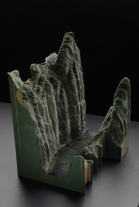 Carved Book ／美妙的刻书Voici le projet de Guy Laramee qui transforme une pile de livres en de véritable sculptures grace à ses talents. Un résultat magnifique, réalisé avec minutie et beaucoup de détails. L’ensemble est à découvrir dans la suite de l’article à travers une série de visuels.