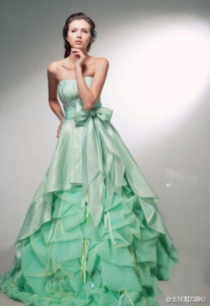 绿色的婚纱，很清新吧