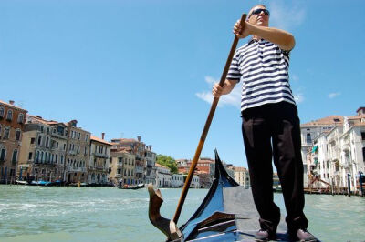威尼斯的平底船船夫 。