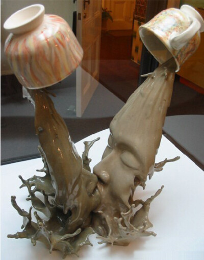 【咖啡之吻】设计师曾章成的陶艺雕塑作品，象征爱情与婚姻，创意源于不同事物的冲撞交融