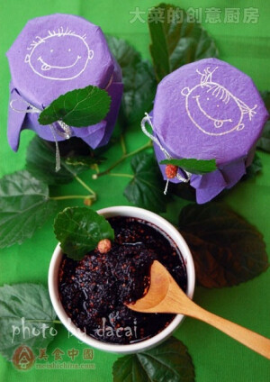 做法： 1、桑椹洗净后，去蒂（最好用剪刀沿桑椹将蒂剪掉），沥干以后，放进一个大锅内，将砂糖加入，和匀，腌制30分钟。 2、腌制以后的桑椹会渗出大量的水，开火，将桑椹和水一起煮沸，然后转小火，熬制1小时左右，直到桑椹变成泥状，其间可以不断地用勺子搅动，如果喜欢那种一粒粒的口感，可以适当减少熬煮的时间，并且不要用木勺捣碎桑椹。 3、加入麦芽糖和柠檬汁，继续熬煮，直到汤汁变得粘稠； 
<br />
<br />4、将熬好的果酱稍稍放晾，趁热放入事先洗好消毒过的玻璃瓶中，密封，晾凉后冷藏，随时食用。