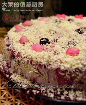 蓝莓幕丝蛋糕（8寸） 材料： 8寸海棉或者戚风蛋片2片、罐装蓝莓200克，明胶片（吉利丁片）6克、鲜奶油250克、蓝莓果酱适量。 做法： 1、先做8寸海绵或者戚风蛋糕,将蛋糕横剖成薄片,明胶片用水泡软待用,鲜奶油冷藏后打发待用,罐装蓝莓加热至45度－50度，加入泡软的明胶片拌匀,离火将锅放入凉水中搅拌冷却，加入打发过的鲜奶油.在幕丝圈中放入一片蛋糕片，我没有幕丝圈，就把活底蛋糕模倒扣来替代了，蛋糕片应比幕丝圈稍小一些