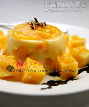 做法： 1、芒果去皮，顺着果核横剖成两半，一半切大块搅拌成泥，一半切丁待用。 2、牛奶加砂糖小火加热至80度左右，熄火后将泡发的鱼胶粉倒入，搅拌使其溶化。 3、一半芒果和淡奶油放入搅拌机中搅拌成泥（如果喜欢细腻口感的过筛） 
<br />
<br />4、将芒果泥倒入稍冷却的牛奶中混合 
<br />
<br />5、将芒果丁加入，混合均匀 
<br />
<br />6、装入模具中（若要倒扣，事先在模具内抹黄油），放入冰箱冷藏至凝固即可 
<br />
<br />7、芒果布丁凝固后，用刀插入沿碗边旋转一圈，倒扣，用芒果装饰，并浇上芒果酱。