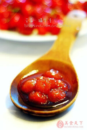 1、樱桃洗干净，沥干水； 2、锅里放清水，加冰糖煮沸后挤后柠檬汁； 3、倒入樱桃，大火转小火煮； 
<br />4、撇去浮沫，小火煮至糖水收干，樱桃软烂； 
<br />
<br />5、关火后淋入白兰地酒； 
<br />
<br />6、取干净的瓶，舀入果酱，旋紧盖子； 
<br />
<br />7、入沸水中煮5分钟取出； 
<br />
<br />8、自然冷却后放进冰箱冷藏。