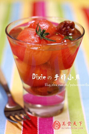 原料： 圣女小番茄一盒、冰糖100G、柠檬汁100CC、话梅5-8颗。 做法： 
<br />1、番茄去皮，沸水，放入番茄，煮约一分钟后取出泡冰水，去皮，沥干水分； 
<br />
<br />2、煮酱汁，锅内放入水，话梅，糖，沸腾后，加入柠檬汁。按个人口味调节酸甜度，煮到水稍微稠一些，关火放凉； 
<br />
<br />3、将番茄放入2中，整锅放入冰箱，3天后即可食用。