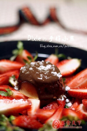 1、草莓洗净，用纸巾洗干水分，切半。烤箱预热180度； 2、取一干净的碗，放入蛋和砂糖，充分打匀； 3、在２中分次加入过筛后的面粉，盐，牛奶，鲜奶油，香草，仔细拌匀成无颗粒光滑的面糊； 
<br />4、烤盘内刷一层薄薄的奶油，将草莓平铺在烤盘上，再将面糊淋在草莓上，并洒上15g糖粉； 
<br />
<br />5、入烤箱180度烤约40分钟，至表面呈金黄色即可。出炉后洒上剩余糖粉。