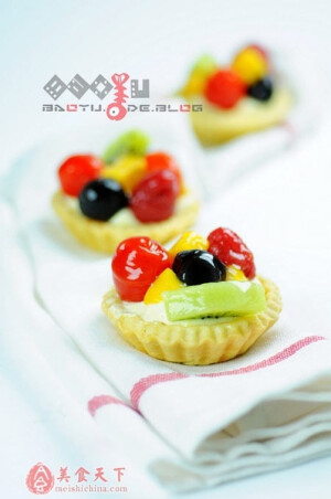 做法： 1、将黄油放入盆中，打软； 2、加入砂糖和盐，打发黄油 3、将鸡蛋和水混合，分4-5次加入2中，小心不要水油分离； 4、筛入低粉 5、用刮刀轻轻混合，然后加入黑芝麻 
<br />6、可以用手充分拌匀 
<br />7、按扁，放入冰箱中松弛1个小时以上 
<br />8、当塔皮快松弛完的时候，开始准备内馅儿； 
<br />9、事先将红薯蒸熟，趁热用芝士刨，刨成细丝 
<br />10、紧接着加入白砂糖和黄油，用手充分混合均匀 
<br />11、然后加入鲜奶油 
<br />12、充分搅拌均匀 
<br />13、加入蛋黄