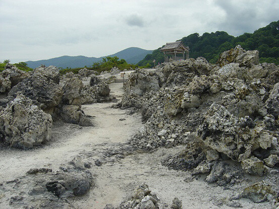 恐山 位于日本青森县。是在本州最北端，位于下北的日本三大灵场之一。 被火山产生的的硫磺气孔冒出的蒸气与硫磺臭气所笼罩，而形成肃杀的景象。前方形成的火山口湖畔则是纯白的沙滩，呈现一片死寂的光景。位于日本青森县。是在本州最北端，位于下北的日本三大灵场之一。由于以前的火山活动而形成硫气孔，会喷出弥漫着混集了蒸气与硫磺臭气，整座山被硫磺臭气所笼罩，而形成肃杀的景象。但在前方的破火山口湖畔，则是一个一望无际，纯白的沙滩，呈现一片平静的风景。由于以前的火山活动而形成硫气孔，会喷出弥漫着混集了蒸气与硫磺臭气，整座山被硫磺臭气所笼罩，而形成肃杀的景象。但在前方的破火山口湖畔，则是一个一望无际，纯白的沙滩，