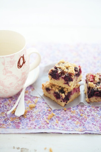 mulberry and rhubarb crumb cake