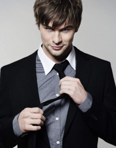 Chace Crawford 生日：1985年7月18日 出生地：美国得克萨斯州 眼睛：蓝色 头发颜色：金棕色 身高：1.83m