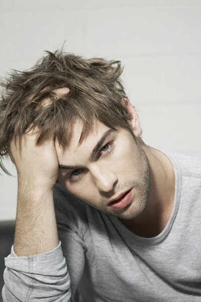 Chace Crawford 生日：1985年7月18日 出生地：美国得克萨斯州 眼睛：蓝色 头发颜色：金棕色 身高：1.83m