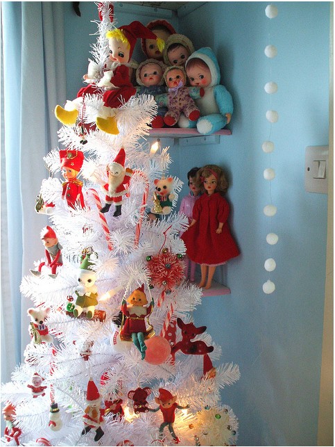 Christmas 2011...tree for the toys! （一个专门收集老玩具的玩具收集者圣诞节为玩具们布置的圣诞树）