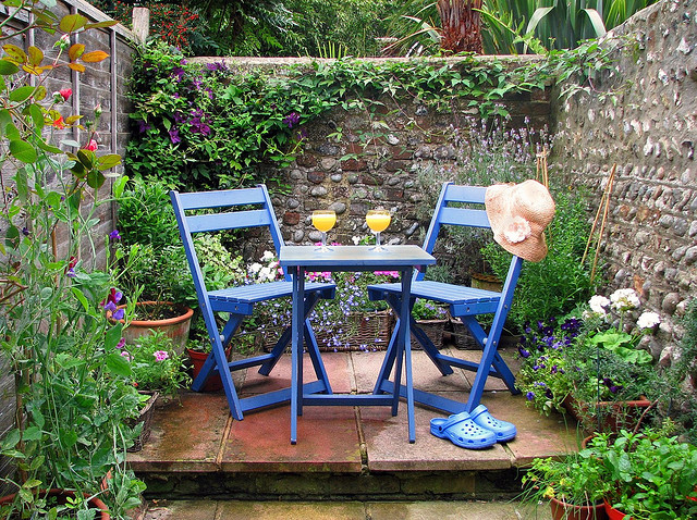 坐在这样的小花园里喝杯下午茶吧