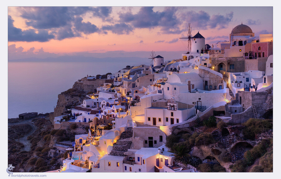 An ordinary evening in santorini