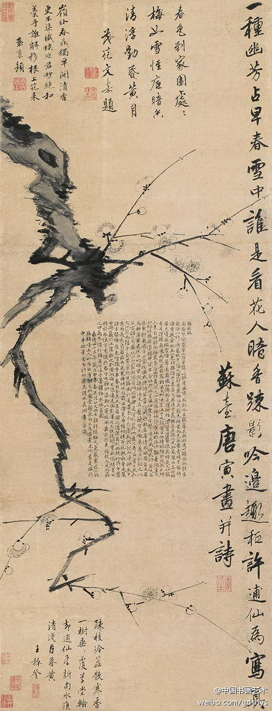 明 唐寅《墨梅》--- 此幅以枯笔焦墨画梅花枝干，皴擦纹理，表现梅枝苍劲虬曲的姿态；以浓淡相间的水墨点画花朵，以谨细之笔画出花蕊，笔法刚健清逸，表现出梅花清丽脱俗的风貌，题诗洒脱清秀，相得益彰。