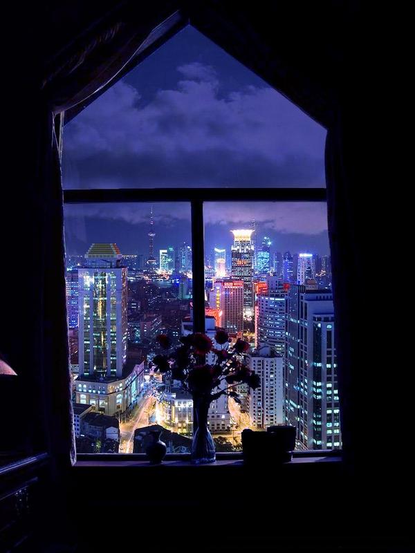  窗外的上海夜景。