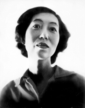   张爱玲。她不是美女。却又像是一个小女孩的喜悦。