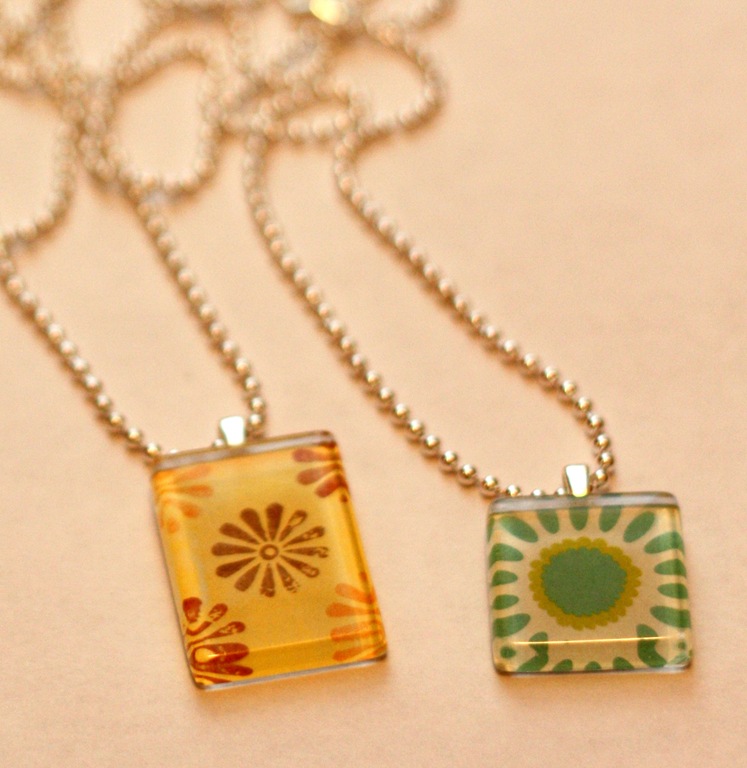 Glass Pendant Necklaces，玻璃吊坠项链。