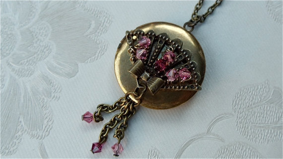 Locket with Fan /Crystals - Vintage Necklace