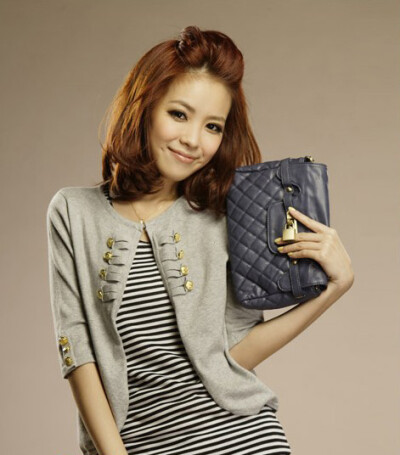 喜欢这个发型哩～