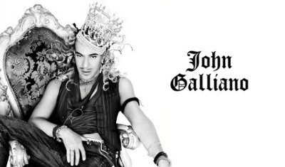 John Galliano约翰·加利亚诺,1960年生于直布罗陀.1980进入英国圣马丁艺术学院，尝试了绘画和建筑，最终选择了时装设计。1984他从法.国.大革.命中汲取灵感，奉上个人毕业设计作品发布会LESIN-CROYABLES其作品的精湛新…