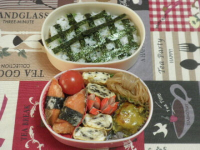 今天的高中女生便当♪★鮭魚的紫菜卷，粘一点点干淀粉，炸得又脆又香。★昆布鸡蛋卷★红香肠★魔芋丝卷的昆布酱油煮