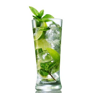 MOJITO 【材料】：百加得朗姆酒40毫升、柠檬汁60毫升、糖浆20毫升、新鲜薄荷叶适量、苏打水适量、柠檬角1个、方糖1块 【制法】：先把薄荷叶、柠檬角、方糖用碾压棒弄碎，加碎冰 ，再把百加得朗姆酒和柠檬汁 糖浆和苏打水倒进去 最后薄荷叶装饰