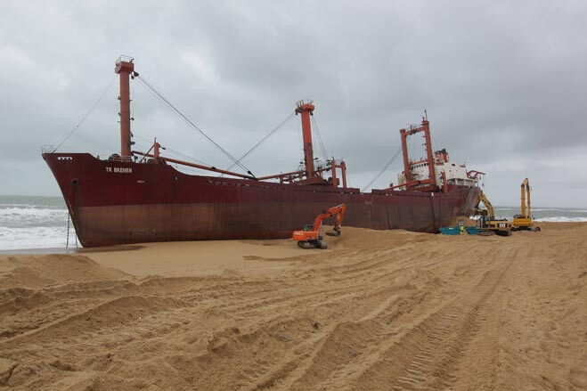 依旧搁浅:周四,法国埃尔德旺(erdeven),"tk bremen"号货轮依然搁浅在