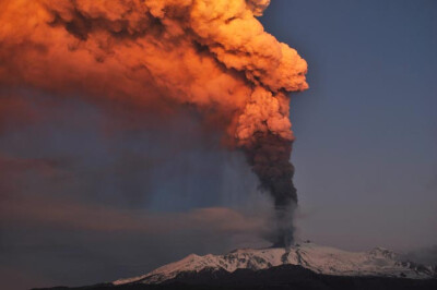 (11/14) 浓浓灰柱：周四，意大利卡塔尼亚附近的埃特纳火山(Mount Etna)喷出火山灰。