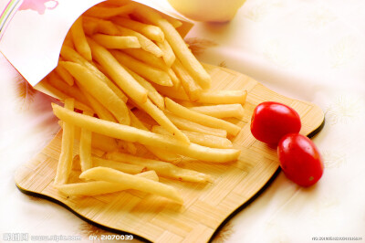 【自制炸薯条】①将土豆去皮洗净，切成长条状，放入沸水中煮3分钟，捞出沥干水分晾凉；②用厨房纸吸干水份，然后放入冰箱中冷冻；③锅中放入适量油，加热至6成热时放入冻好的薯条，炸至金黄色即可捞出沥干油份即可。…