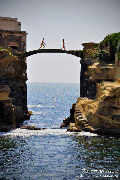 意大利那不勒斯Gaiola Bridge，一座梦幻般的桥。