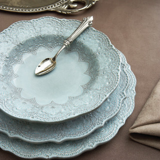 水蓝色蕾丝花边餐具~纯手工打造，很美的盘子~花边做的太惊艳了！绝对显档次！简单的奢华~280元~喜欢看这：http://t.cn/auw39u