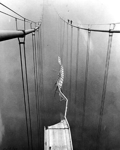 一张老照片，拍摄于1940年，画面上是美国塔科马海峡大桥（Tacoma Narrows Bridge），因强风引起的桥身共振而坍塌，整个过程被全程记录，事故并未造成人命伤亡。