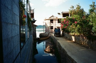 大理双廊在洱源县的东南和洱海的东岸，古名拴廊，一名良甸村。双廊南有长约7公里的弧形海岸，名莲花曲，北有长约5公里的弧形海湾，称罗莳曲，二典形如两条长廊，是洱海著名的九曲中的二曲