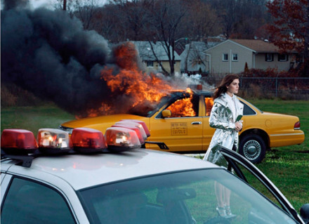 Philip-Lorca diCorcia，美国摄影师，出生于1951年，现在耶鲁大学任教，作品站点：http://t.cn/Sa9Eb2。