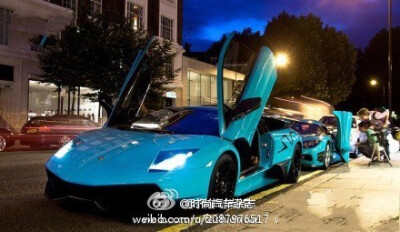 前面那辆是兰博基尼Murciélago LP670-4 SV，后面那辆是柯尼塞格CCXR特别版.都是喜欢的青蓝色，开始巅峰对决吧